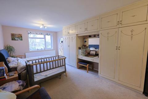 3 bedroom apartment for sale, Norfolk House, Stratton Close, Edgware, Greater London, HA8 6PS