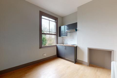 Studio to rent, Iverson Road