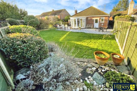 2 bedroom bungalow for sale, Roseberry Gardens, Upminster, RM14