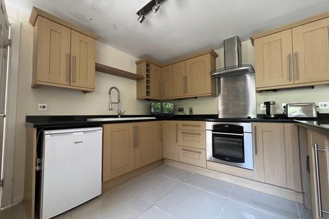 2 bedroom semi-detached house to rent, Lower Common