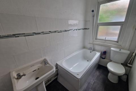 1 bedroom in a house share to rent, Room  York Road, SS1