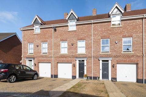 3 bedroom terraced house to rent, Tench Close, Mulbarton