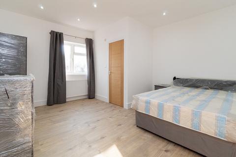 Studio to rent, Hay Lane, London NW9