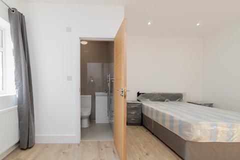 Studio to rent, Hay Lane, London NW9