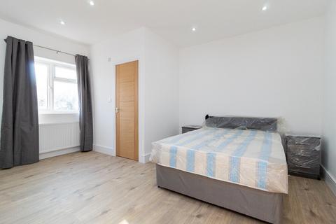 Studio to rent, Hay Lane, London NW9