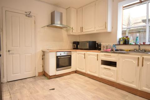 4 bedroom house to rent, Fernlea Road, London SW12