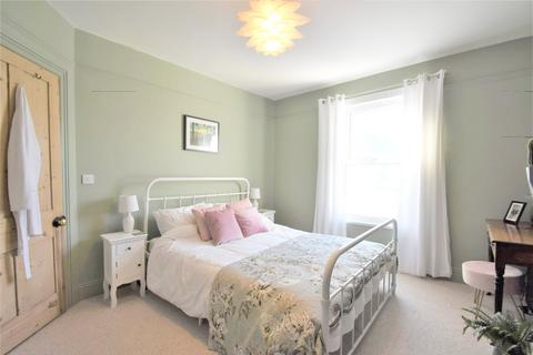 10 Cambridge Grove, Ilfracombe, EX34 9JZ