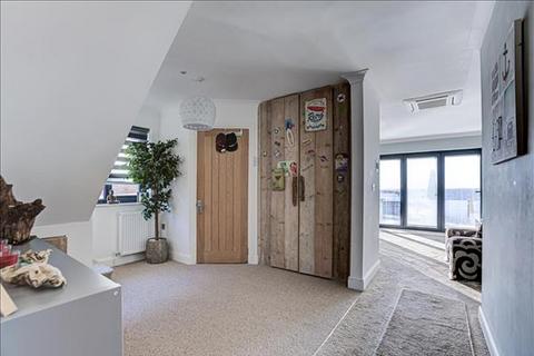 29 Eastern Promenade, Point Clear Bay, Clacton-on-sea, CO16 8LG