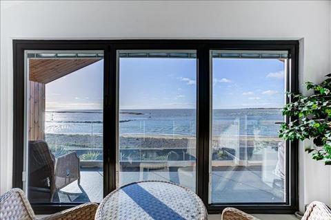 29 Eastern Promenade, Point Clear Bay, Clacton-on-sea, CO16 8LG
