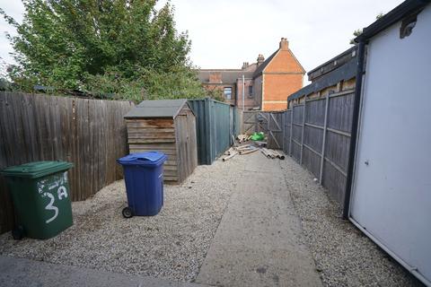 Shop to rent, Southend Road, Grays