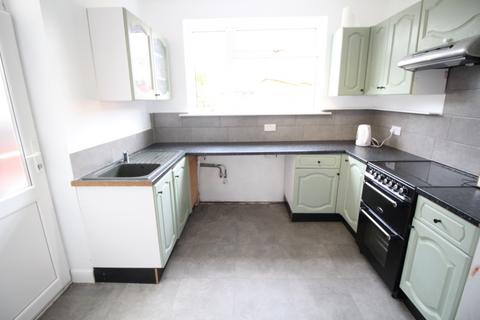 3 bedroom terraced house to rent, Frances Crescent, Warwickshire CV12