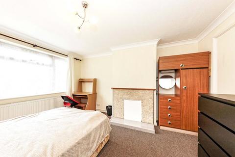 4 bedroom terraced house to rent, Bramshaw Road, Kent CT2