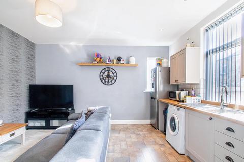 3 bedroom end of terrace house to rent, Florence Terrace, Leeds LS27