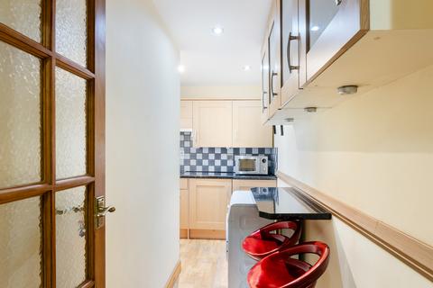 Studio to rent, Queen`s Gate, SW7