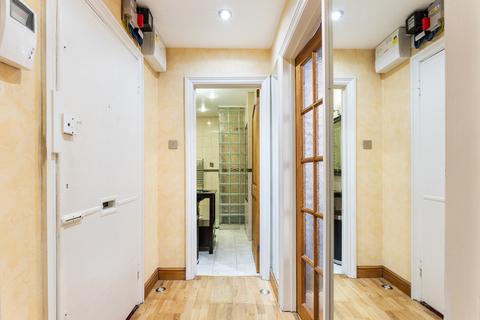 Studio to rent, Queen`s Gate, SW7