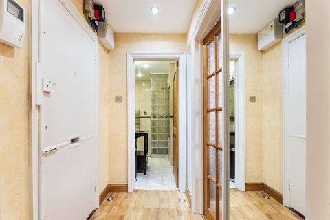 Studio to rent, Queens Gate, SW7