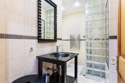 Studio to rent, Queens Gate, SW7