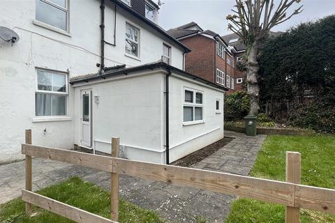 Studio to rent, Cedar Road, Sutton SM2