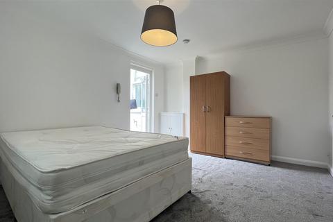 Studio to rent, Cedar Road, Sutton SM2