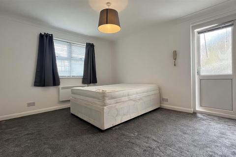 Studio to rent, Cedar Road, Sutton SM2