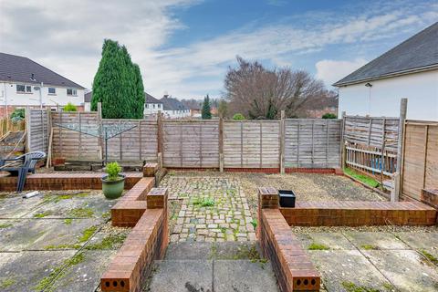 11 Lamb Crescent, Wombourne, Wolverhampton, WV5 0DZ