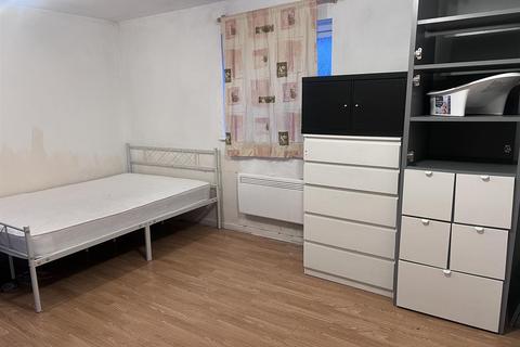 Studio to rent, Wheatley Close, Hendon, London, NW4