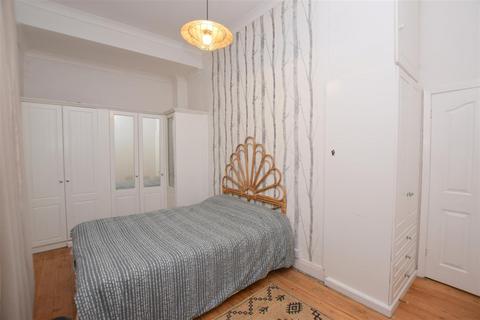 Flat 2, 55 Bargate, Grimsby, DN34 5AD