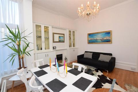 Flat 2, 55 Bargate, Grimsby, DN34 5AD