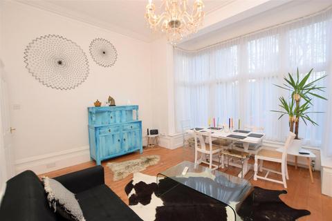 Flat 2, 55 Bargate, Grimsby, DN34 5AD