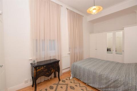 Flat 2, 55 Bargate, Grimsby, DN34 5AD