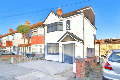 4 bedroom end of terrace house to rent, Cobham Avenue, New Malden