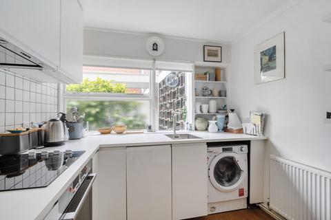 4, Shelley Court Parkleys, Richmond, TW10 5LT