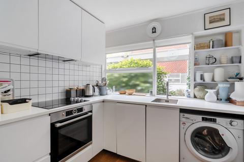 4, Shelley Court Parkleys, Richmond, TW10 5LT