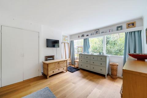 4, Shelley Court Parkleys, Richmond, TW10 5LT