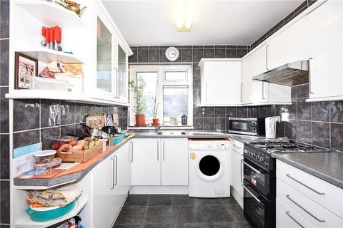 3 bedroom flat to rent, Haydon Drive, Pinner, HA5