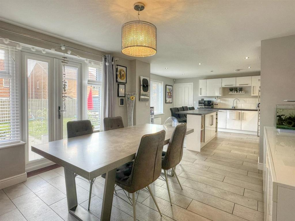 OPEN PLAN KITCHEN DINER &amp; FAMILY AREA