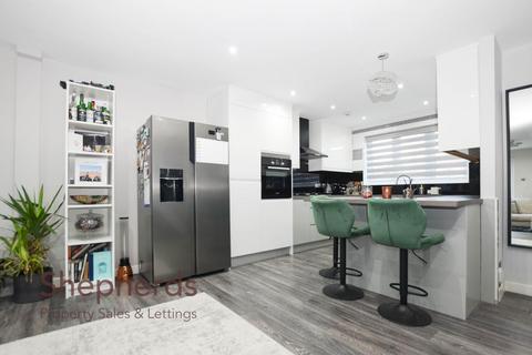 22 Frensham, Cheshunt, Waltham Cross, EN7 6HB