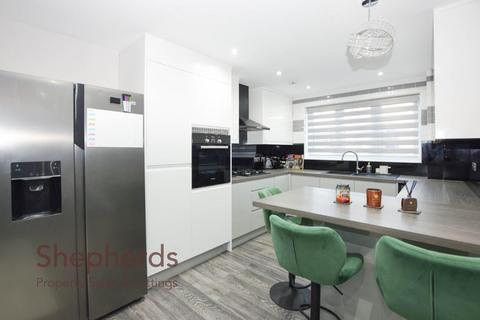 22 Frensham, Cheshunt, Waltham Cross, EN7 6HB