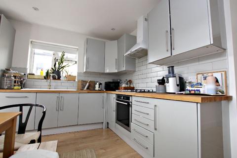 2 bedroom flat to rent, Hawthorn Road, Willesden