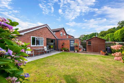 2 bedroom detached bungalow for sale, Fulmar Crescent, Kidderminster