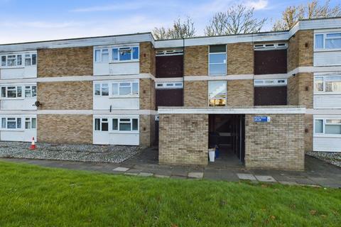 3 bedroom flat to rent, Hawe Close, Canterbury