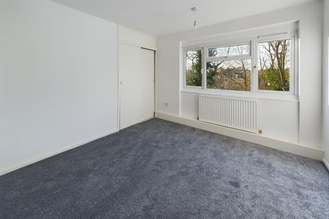 3 bedroom flat to rent, Hawe Close, Canterbury