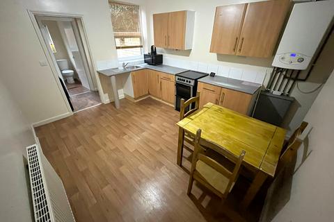 3 bedroom end of terrace house to rent, Robey Terrace, Nottingham NG7