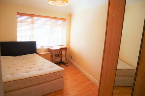 1 bedroom in a house share to rent, Twyford Crescent, London W3