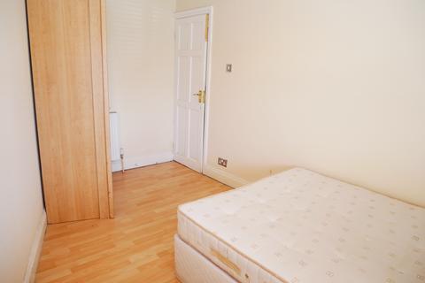 1 bedroom in a house share to rent, Twyford Crescent, London W3