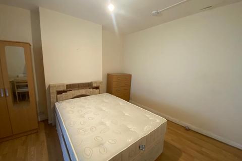 1 bedroom in a house share to rent, Lynton Road, London W3