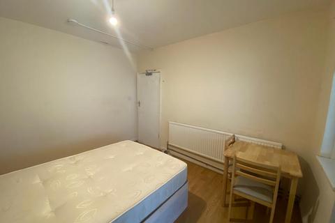 1 bedroom in a house share to rent, Lynton Road, London W3