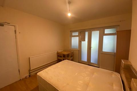 1 bedroom in a house share to rent, Lynton Road, London W3