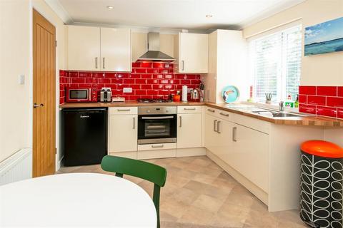 1 bedroom flat for sale, Holme Road, Highcliffe, Christchurch, Dorset, BH23 5LJ