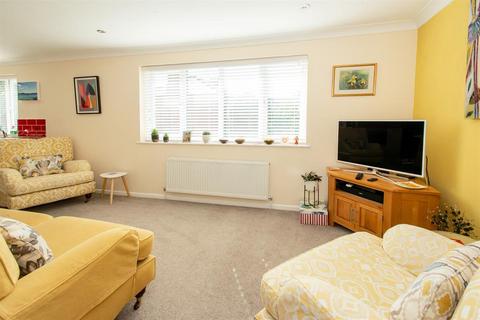 1 bedroom flat for sale, Holme Road, Highcliffe, Christchurch, Dorset, BH23 5LJ